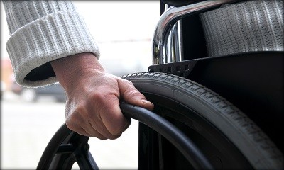 Immagine: primopiano di una ruota di carrozzina per persona con disabilità