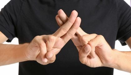 Immagine: foto di mani che simulano la lingua dei segni